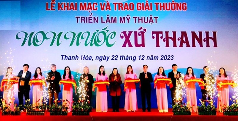 01 - Cac dong chi lanh dao Ban Tuyen giao Tinhn uy, Uy ban Nhan dan tinh, cac So ban nganh cat bang khai mac trien lam.jpg