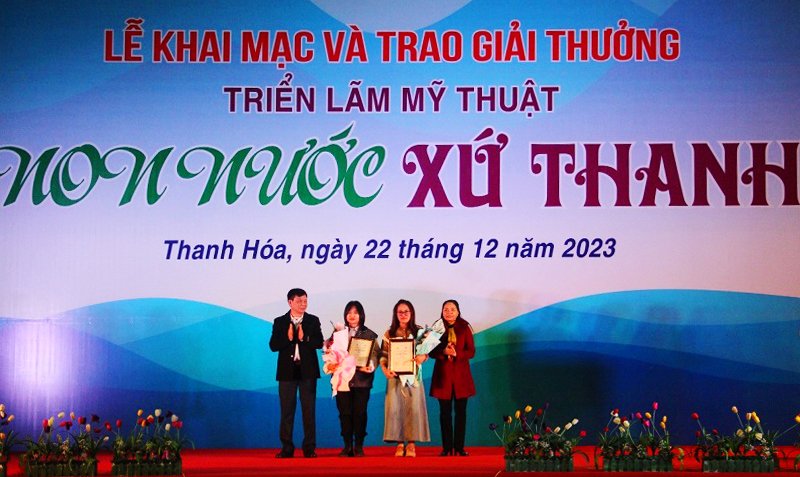 02 - Hoa si giang vien Bui Thi Ngoan va sinh vien Pham Hong Van nhan Giai B.jpg