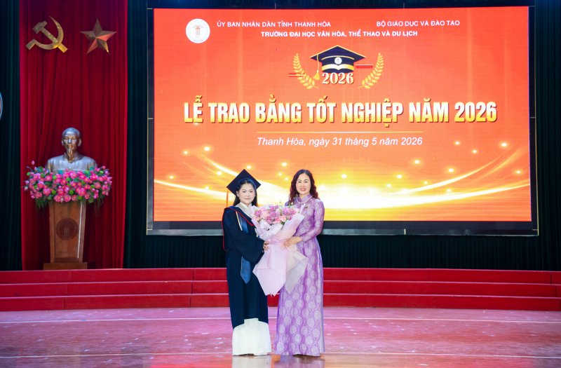SV tặng hoa.jpg